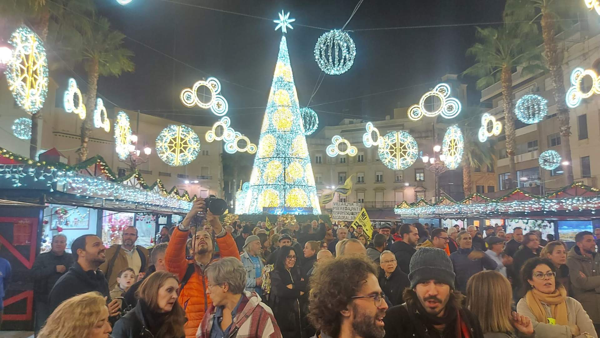 Asistentes a la manifestación llenaron la Plaza de las Monjas.