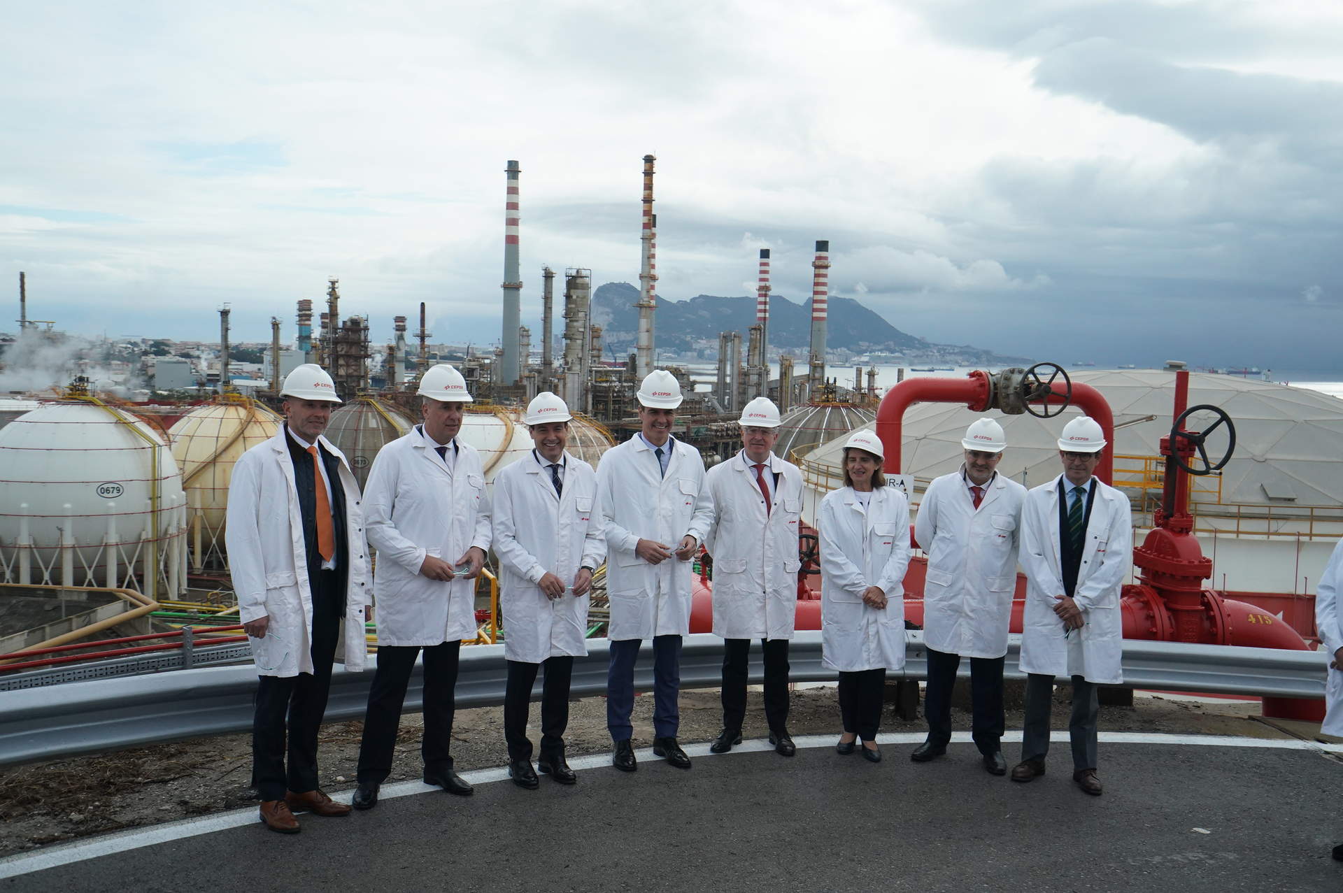 Autoridades en la presentación del proyecto esta mañana en las instalaciones de CEPSA