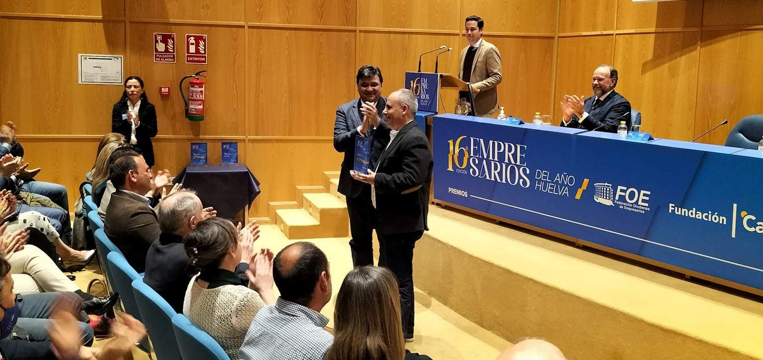 El alcalde entrega el premio a Azabache