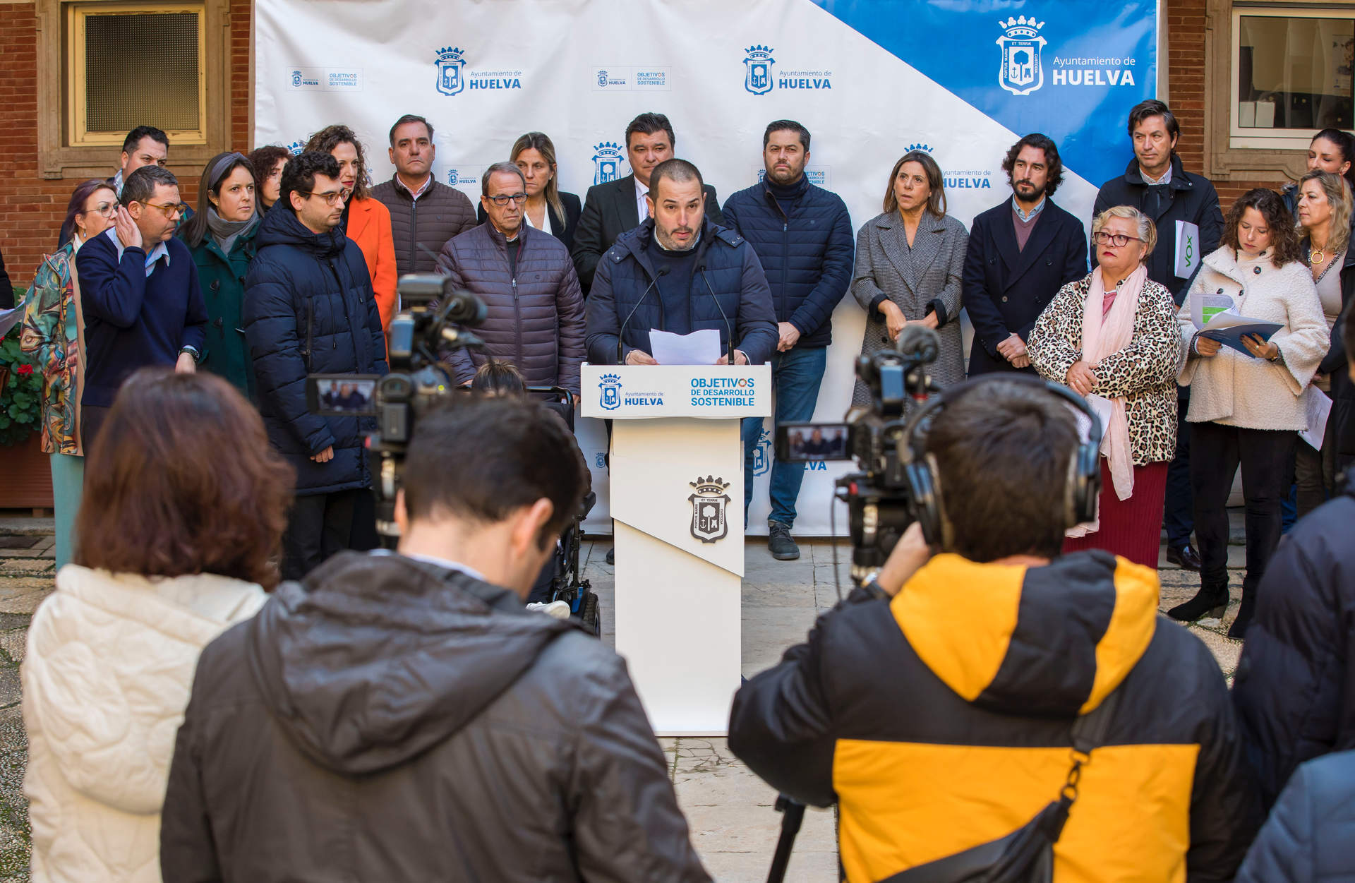 El patio del Consistorio ha acogido hoy la lectura conjunta de un manifiesto impulsado por el Comité Español de Representantes de Personas con Discapacidad (Cermi)