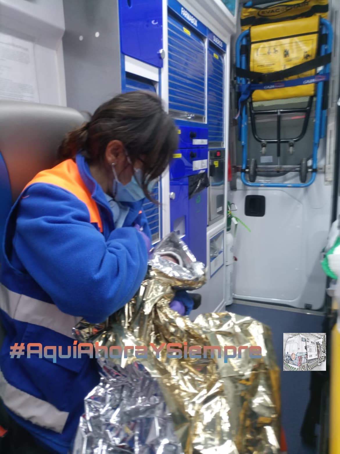 El bebé recibe las primeras atenciones en la ambulancia