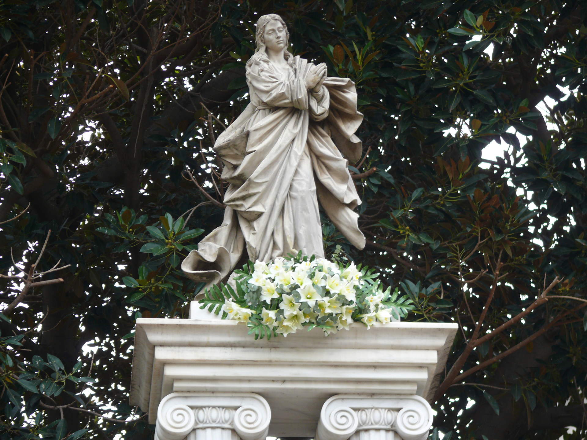 Flores en el monumento