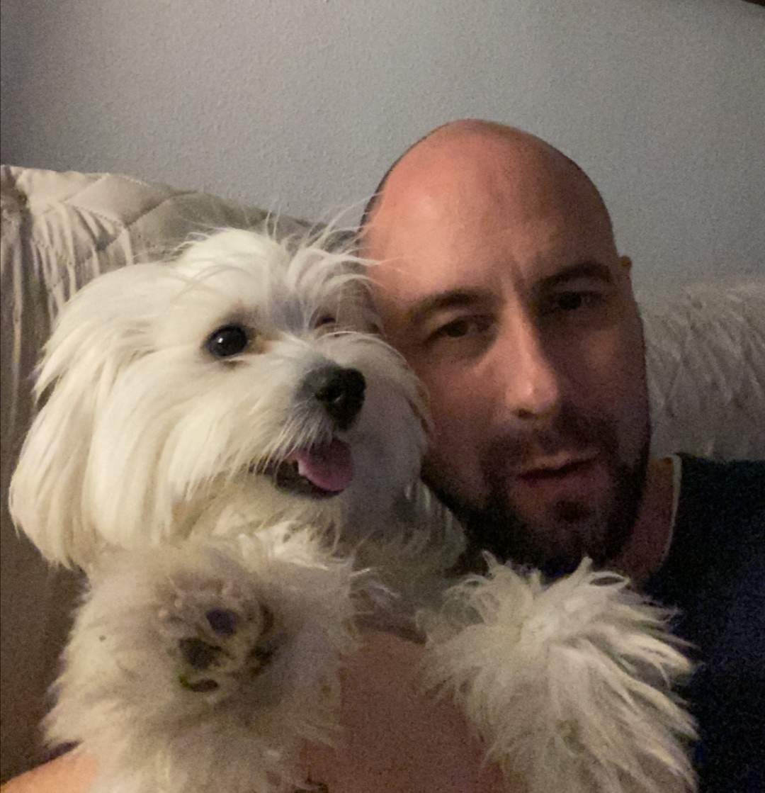 Con su fiel compañero canino