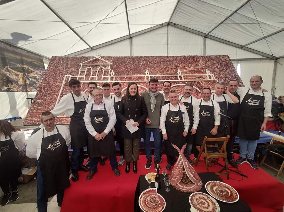 El equipo de cortadores que preparó el célebre plato-ración que cada año, y van 11, da la vuelta al mundo