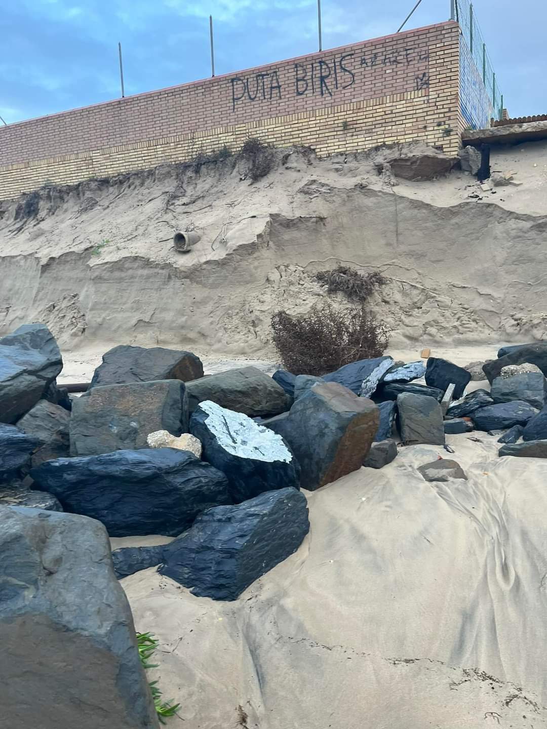La fuerza del mar ha llegado hasta algunos muros de las urbanizaciones