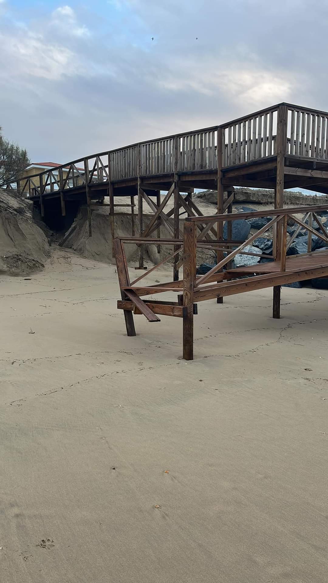 Playa de El Portil, pasarela al desnudo, sin arena
