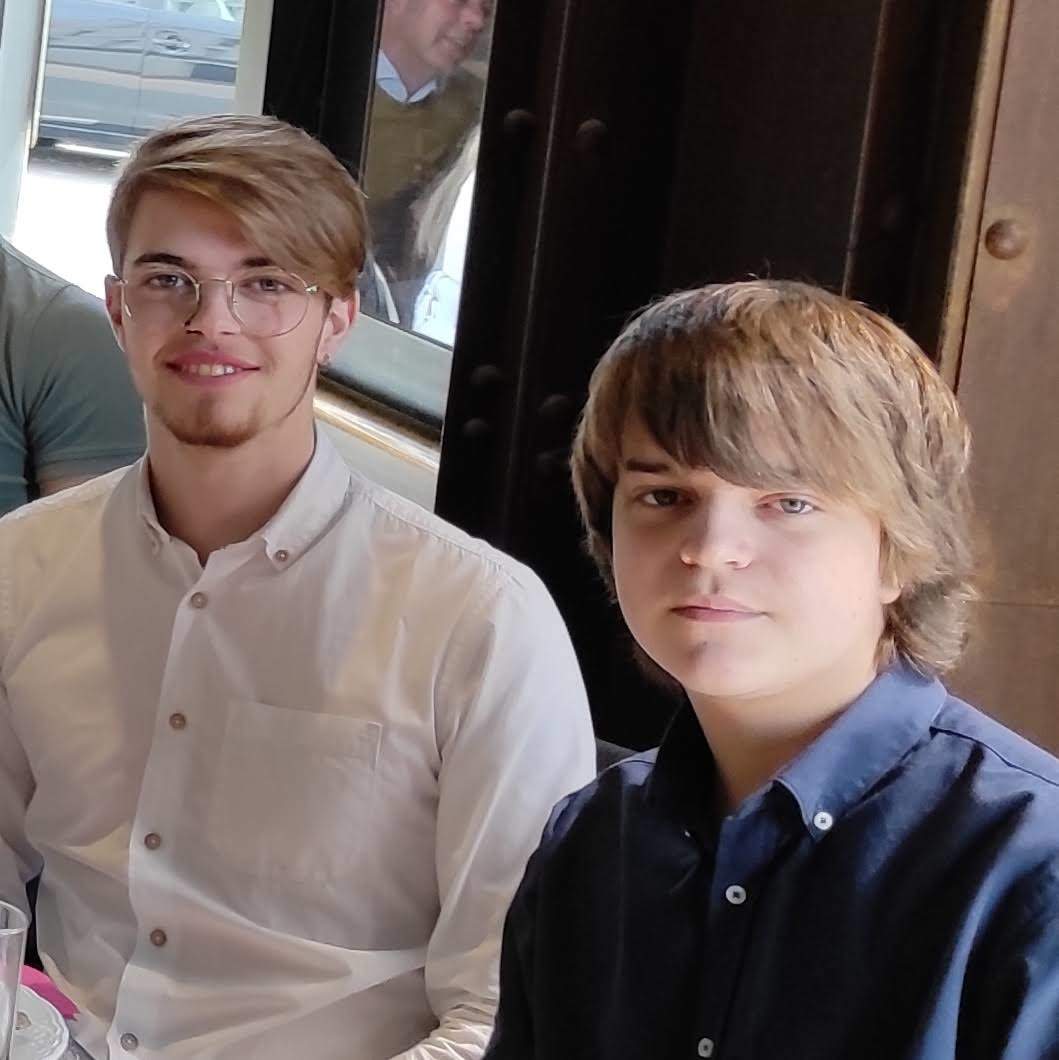 DARIO Y ALBERTO HIJOS