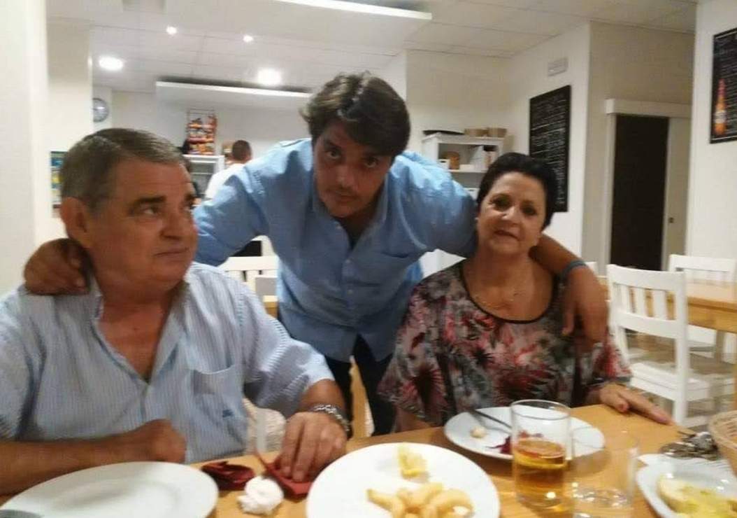 Con sus padres