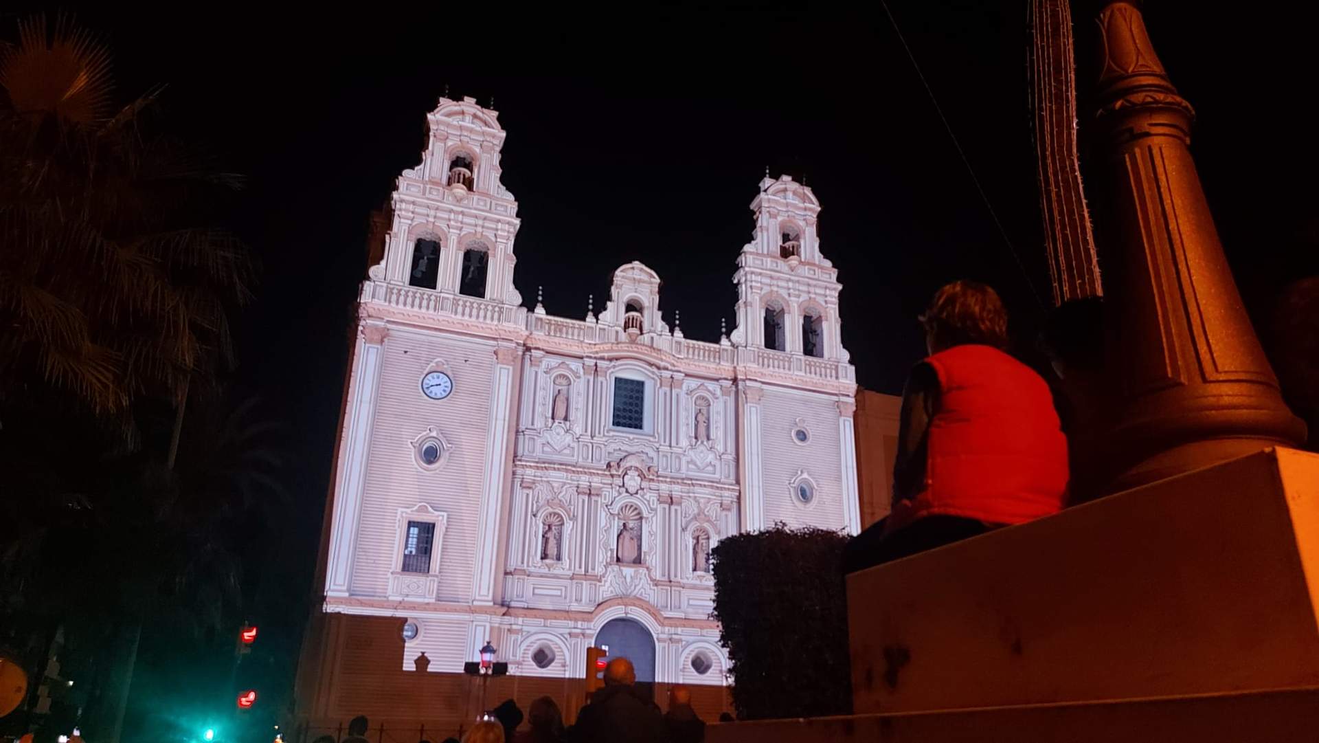 Niños atentos a la proyección
