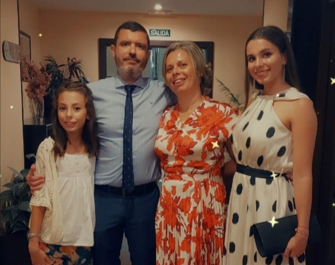 José María Ramírez junto a su mujer y sus hijas