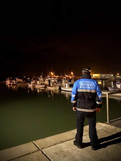 Policía Portuario realizando los servicios en solitario