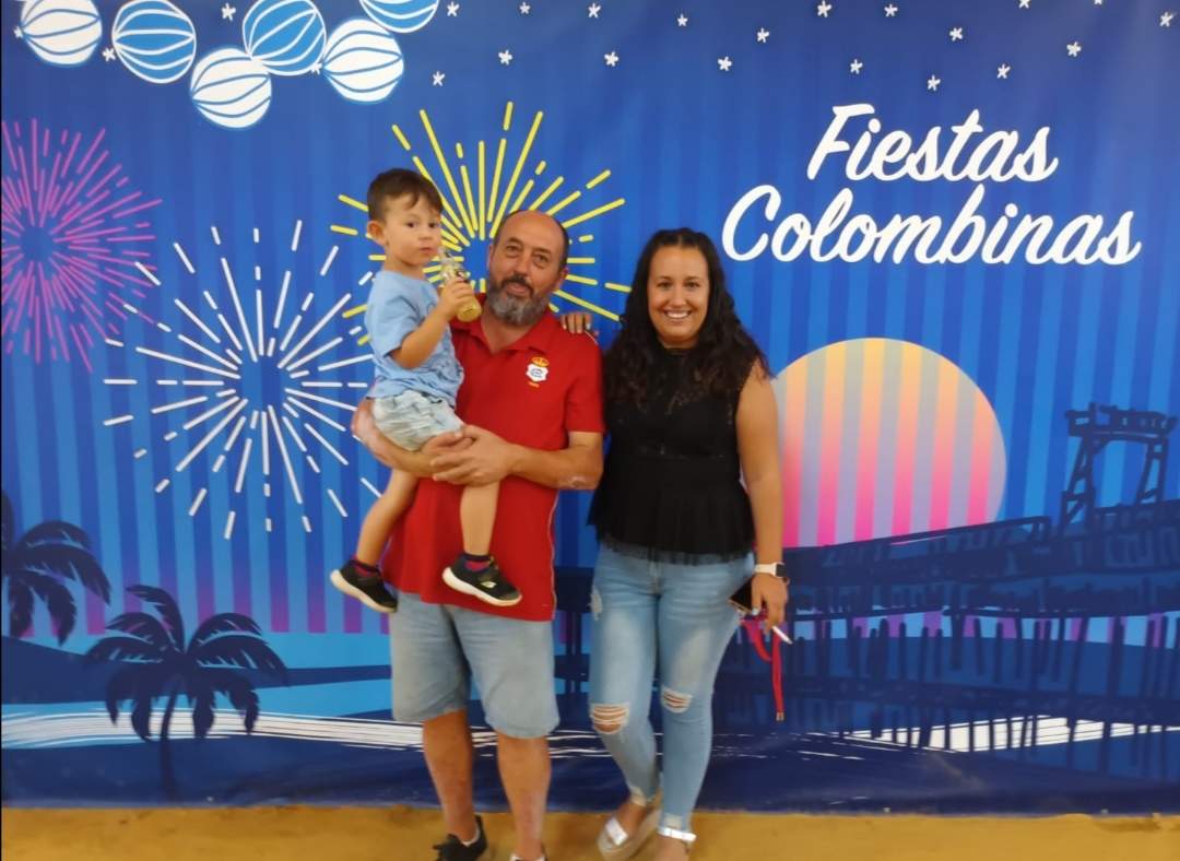 Juan Soltero Volante junto a su hija y su nieto