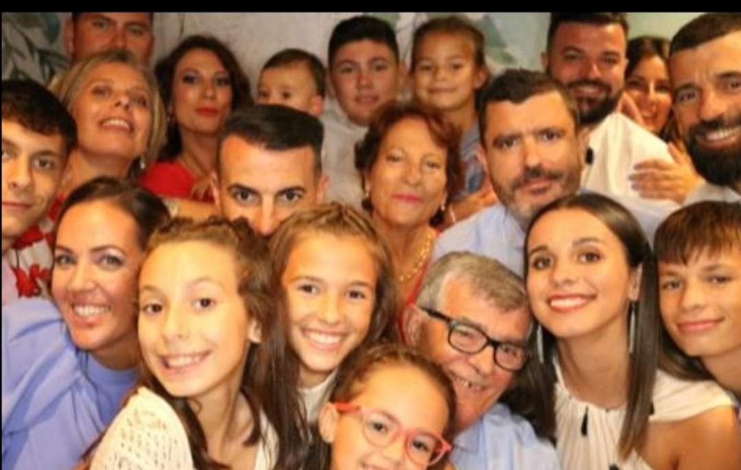 Nuestro protagonista de hoy, bien rodeado de amistades