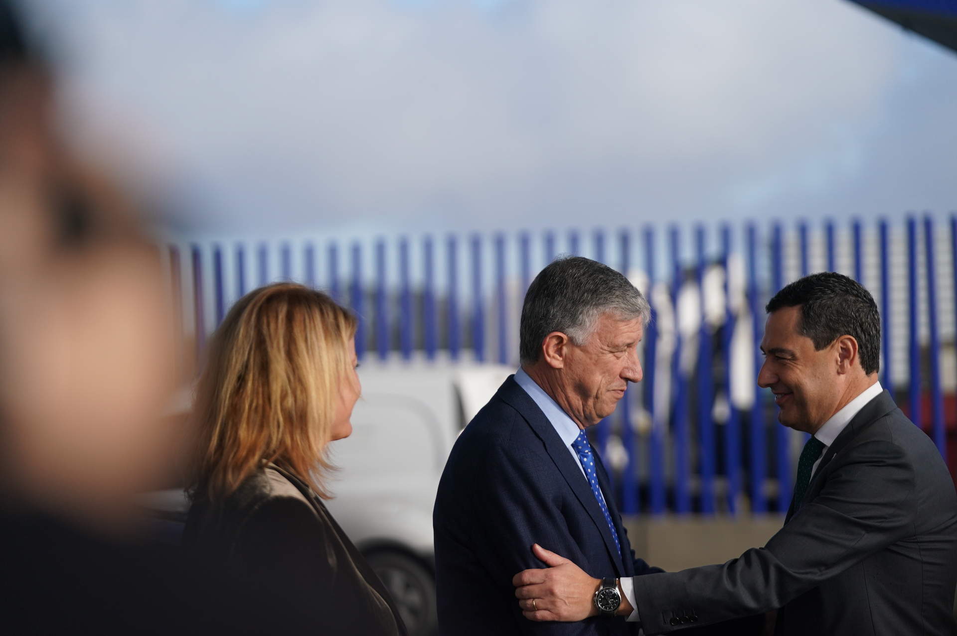 Juanma Moreno saluda al alcalde de Palos, donde se ubica el Puerto Exterior