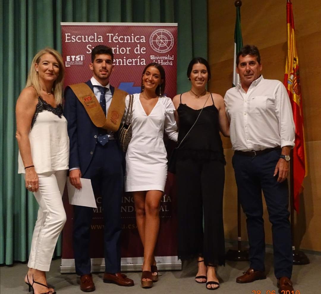 Javier Simó García junto a su familia