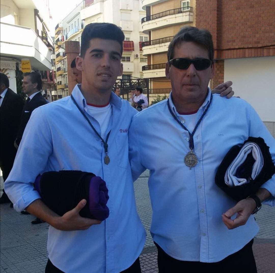 Javier Simó García junto a su hijo