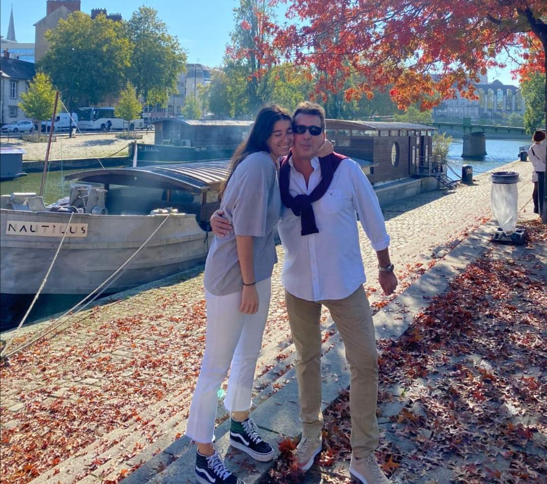Javier Simó García junto a su hija