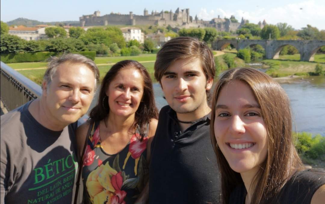 Antonio F. Tristancho junto a su mujer y sus hijos