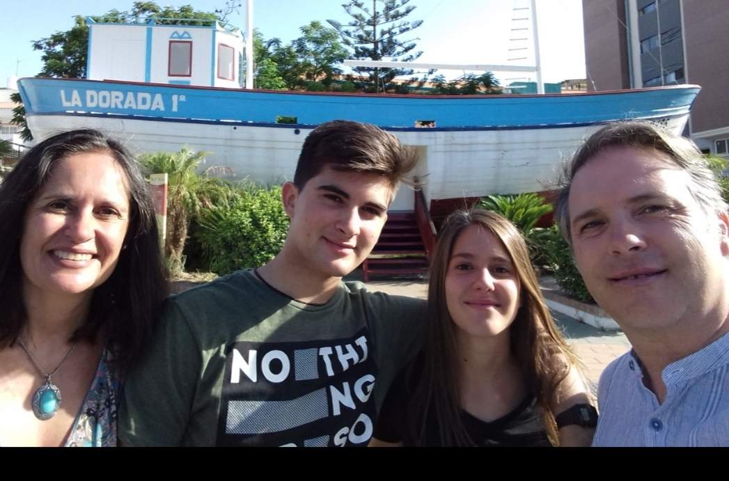 Antonio F. Tristancho junto a su mujer y sus hijos