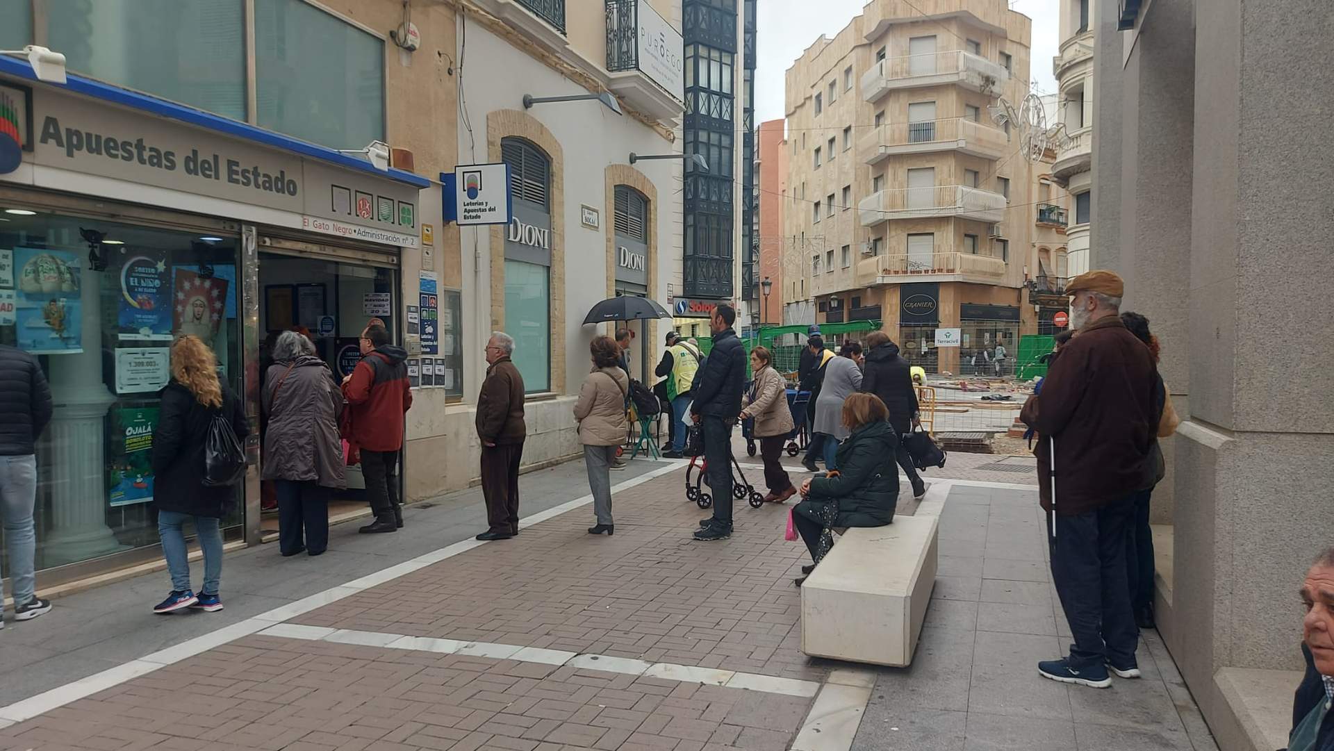 Colas en el Gato Negro