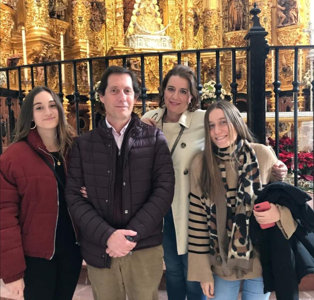 Víctor Ortiz junto a su familia