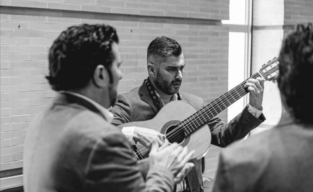 Con su guitarra