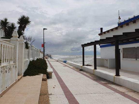 La playa almonteña, tras un temporal