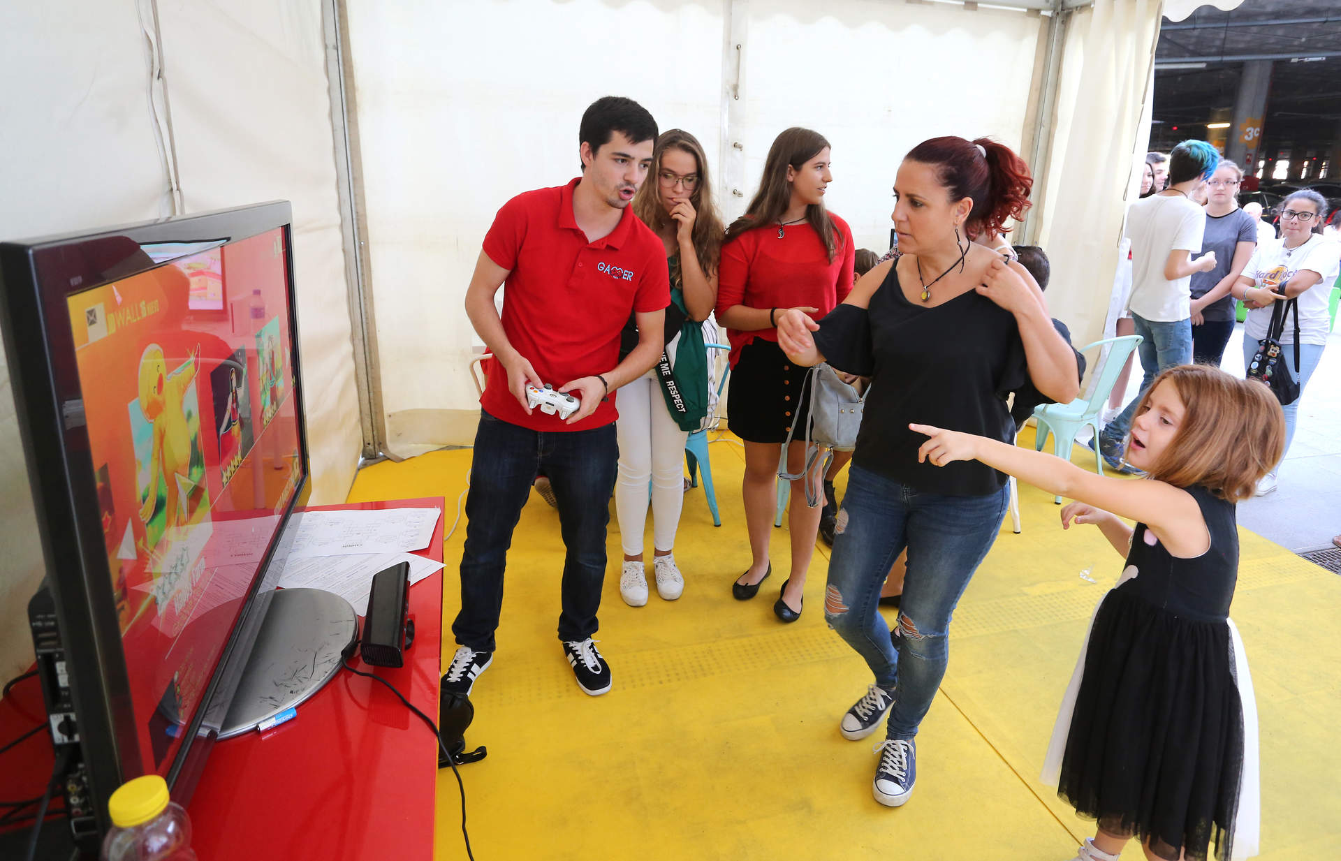 Una madre y su hija juegan a un juego de baile