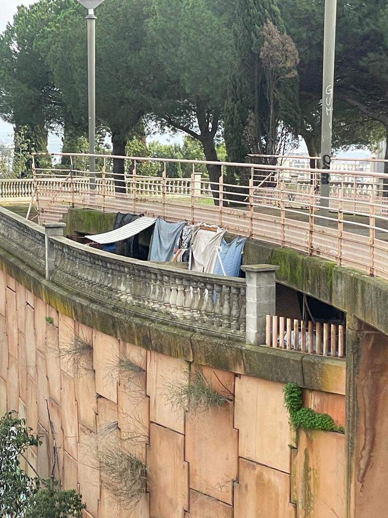 Habitáculos improvisados en el Parque