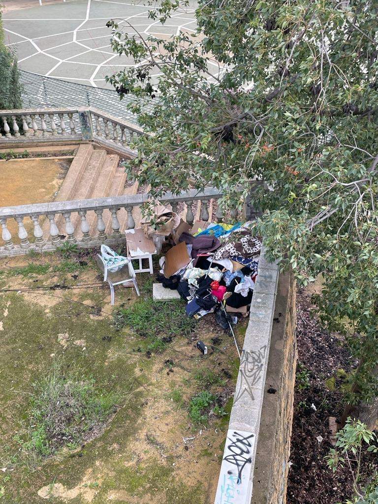 Basura arrojada a un rincón del parque