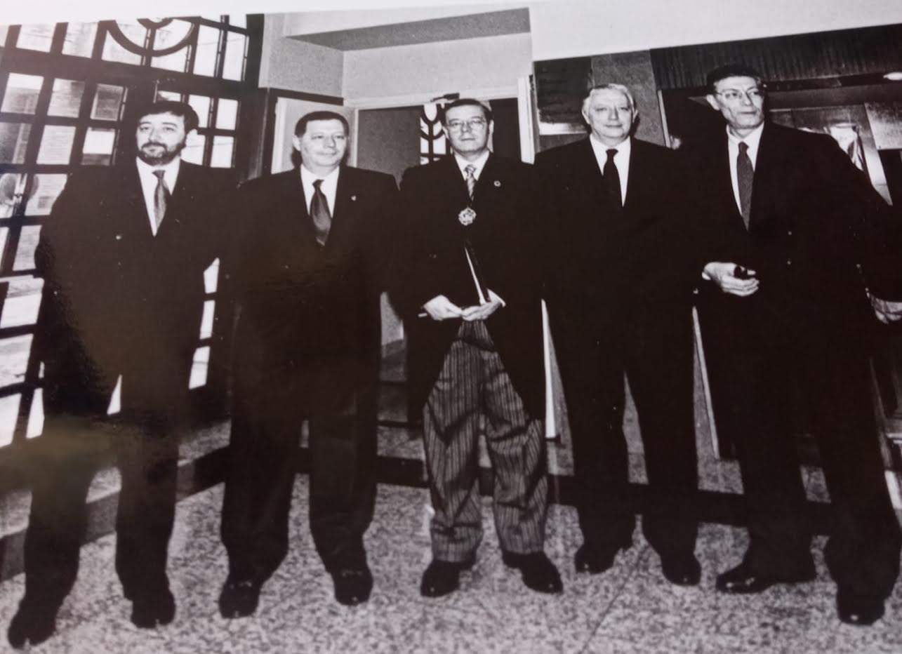 Con sus hermanos
