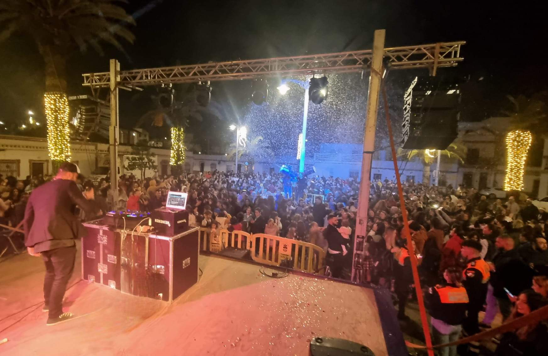 Campanadas adenlantadas en Aljaraque con la plaza llena