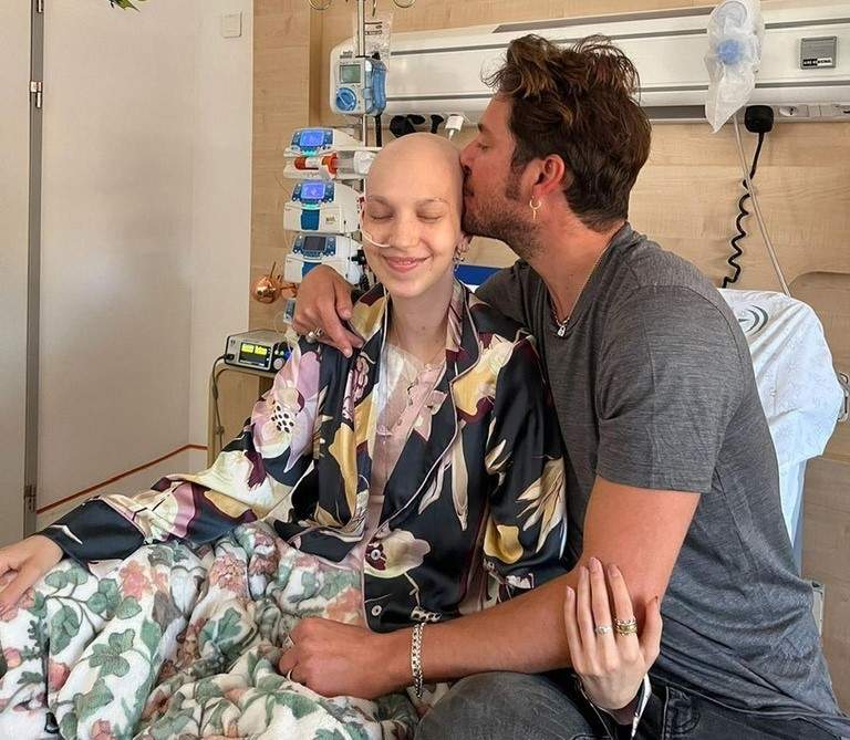 Manuel Carrasco, en una de sus visitas al hospital para compartir momentos con Elena