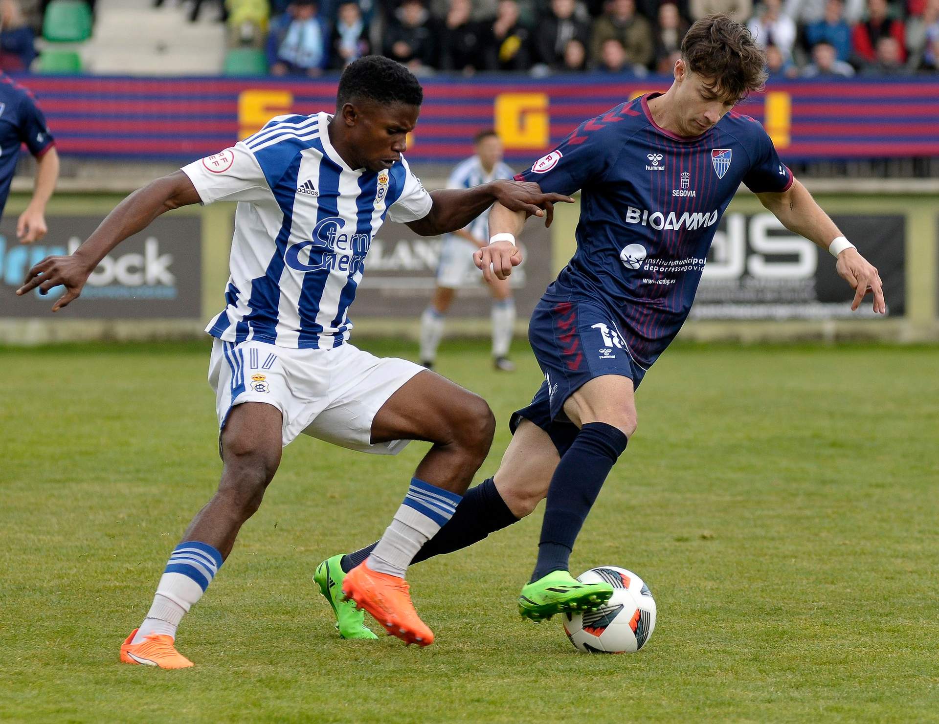 Peter forcejea con un jugador de la Gimnástica.