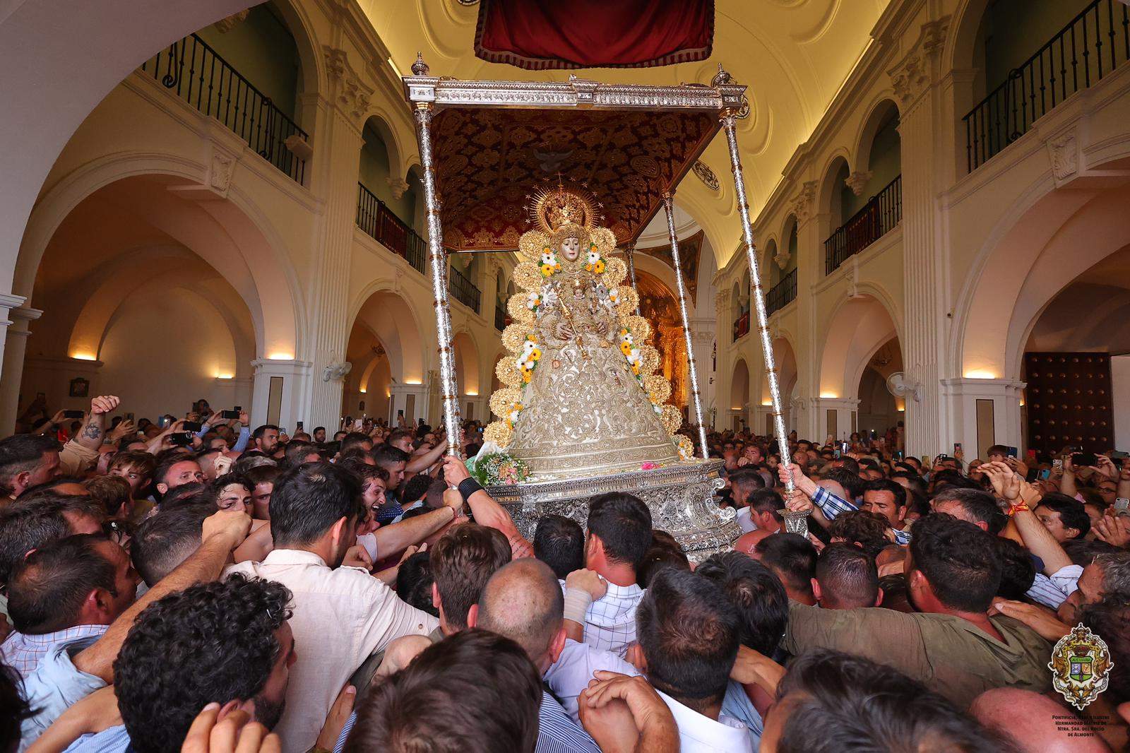 La Virgen del Rocío ya está en su paso de Reina para la Romería 2023