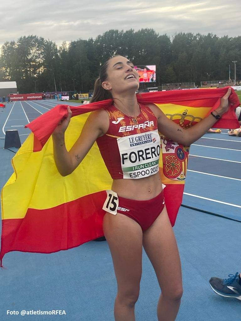 María Forero tras ganar la plata en Espoo.