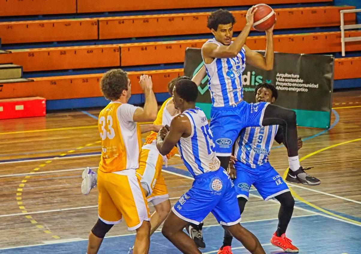 Gaines captura un rebote.