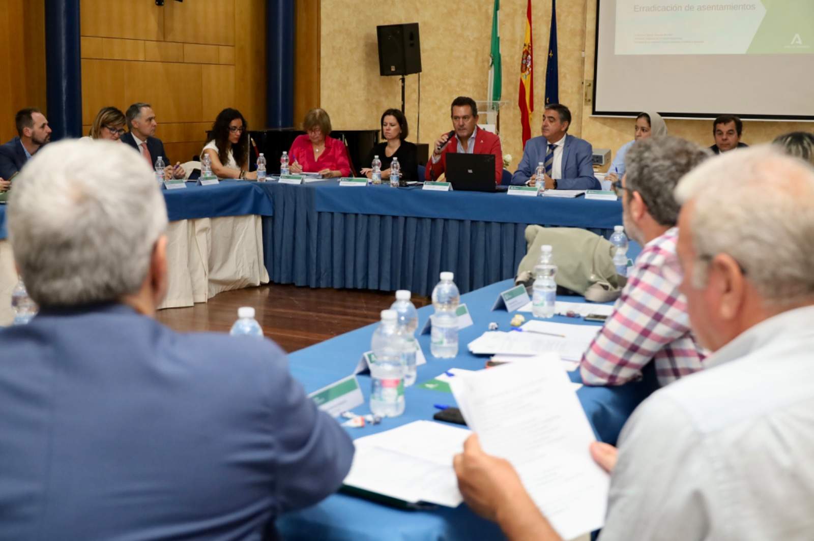 Mesa de debate en Huelva