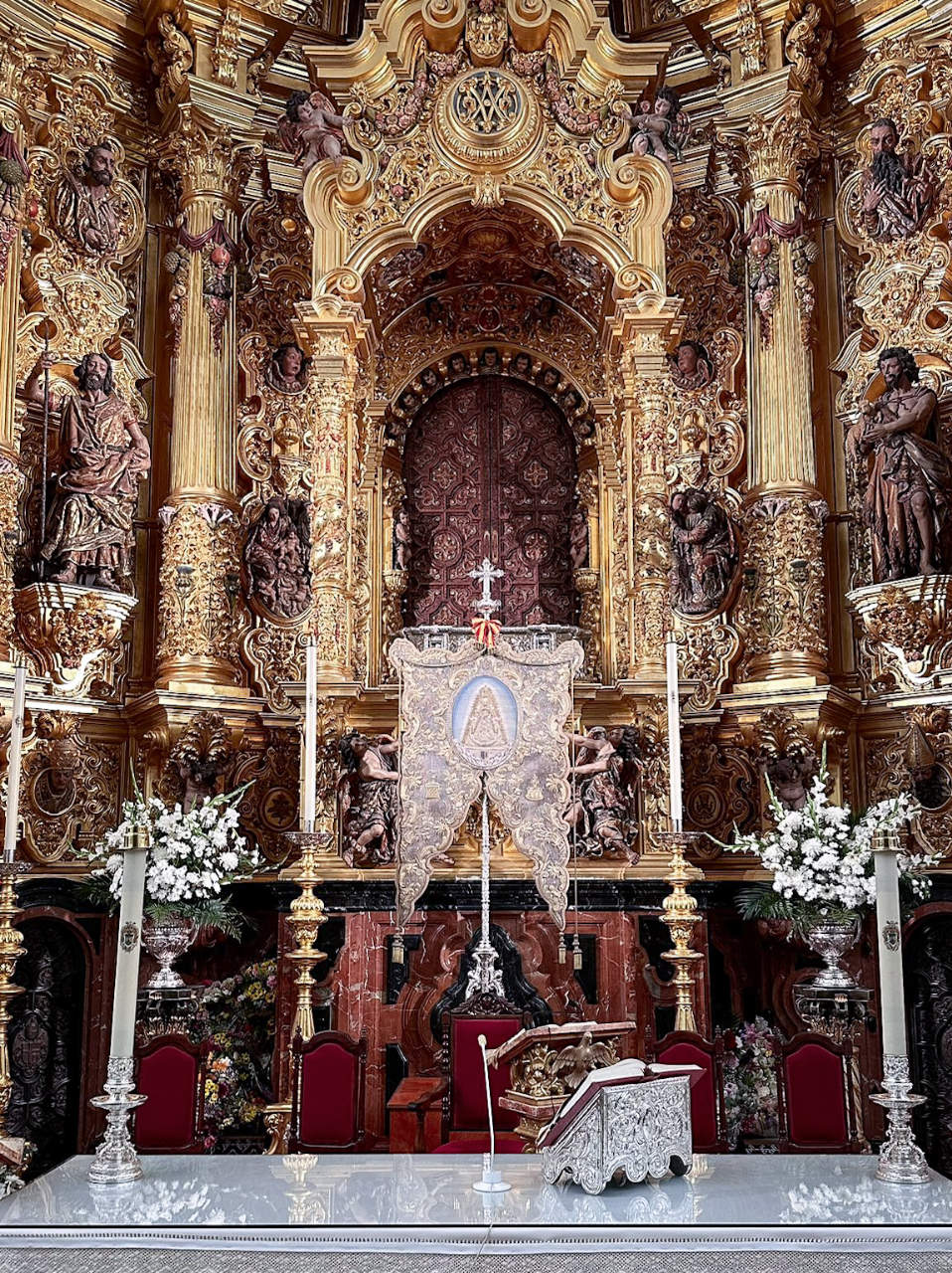 Altar del Santuario con el Simpecado de la Matriz