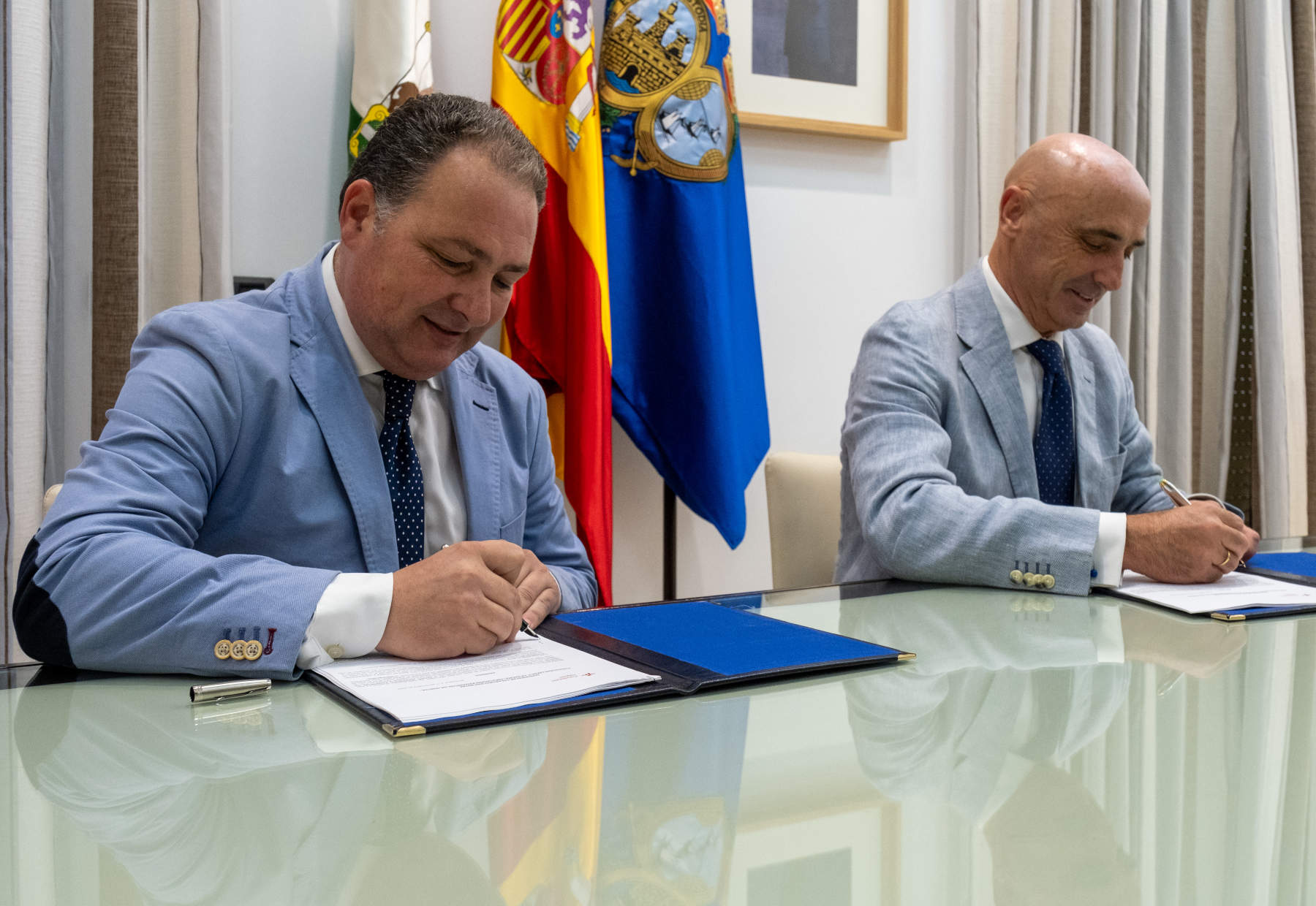 Firma del acuerdo entre CEPSA y la Diputación