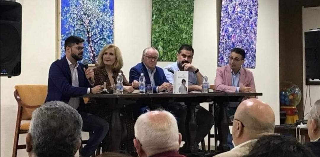 Mesa presidencial del acto