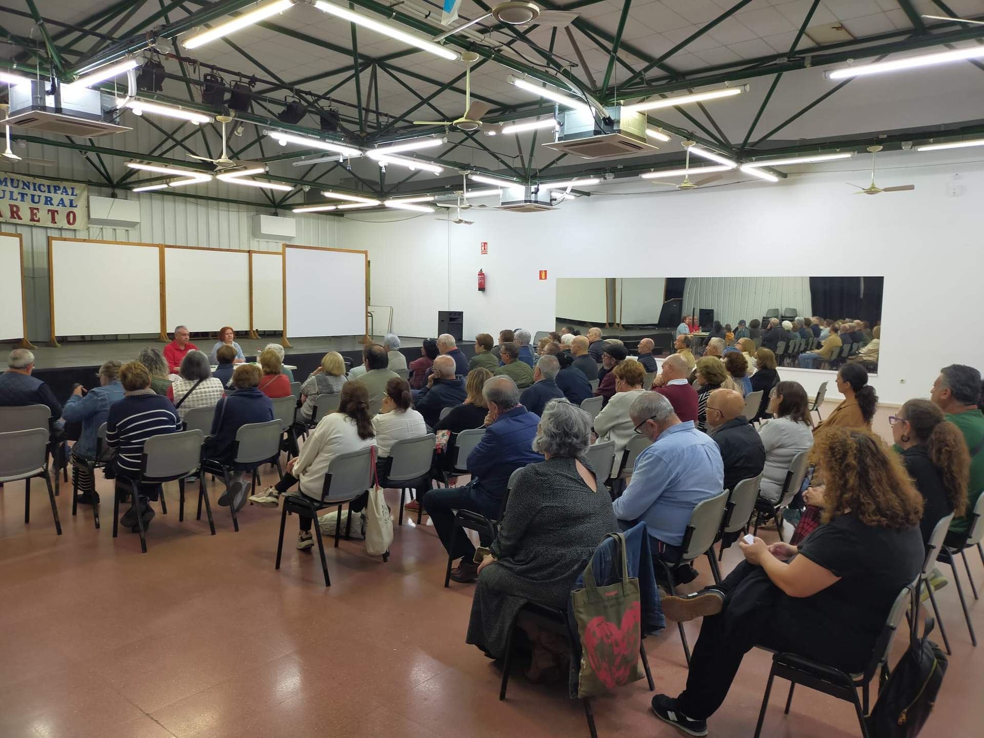 Gran afluencia de vecinos y vecinas a la reunión convocada