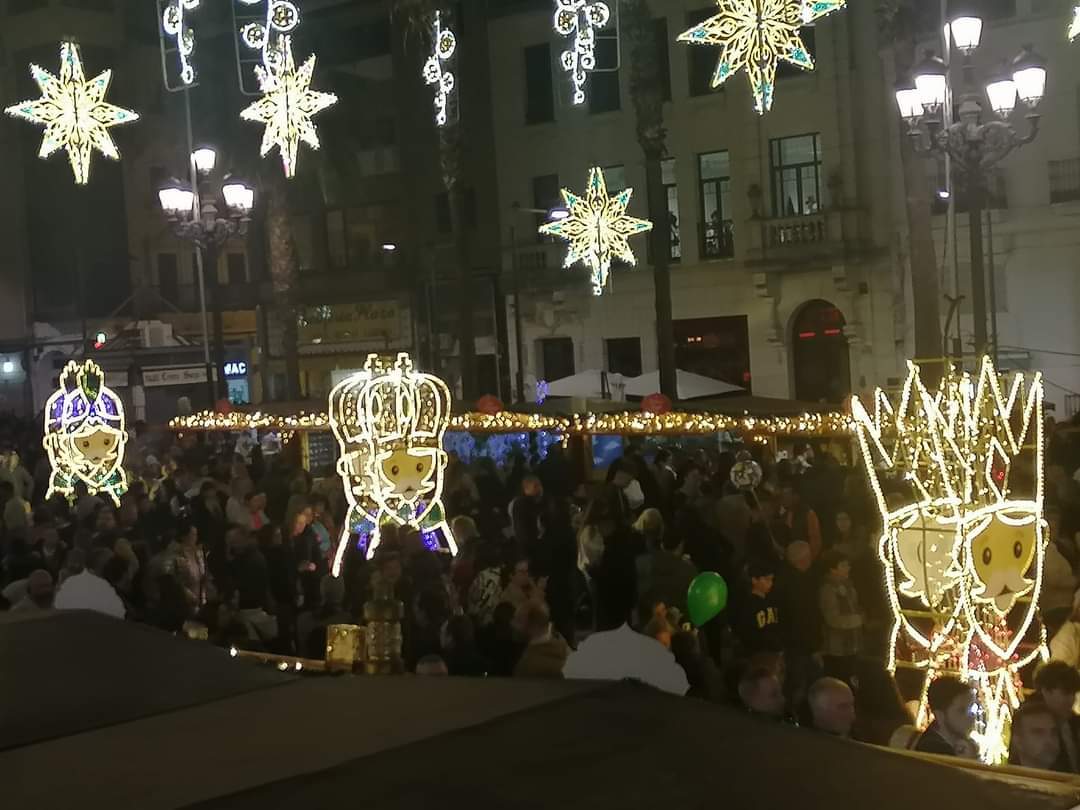 Los Reyes Magos iluminados no faltan en el decorado