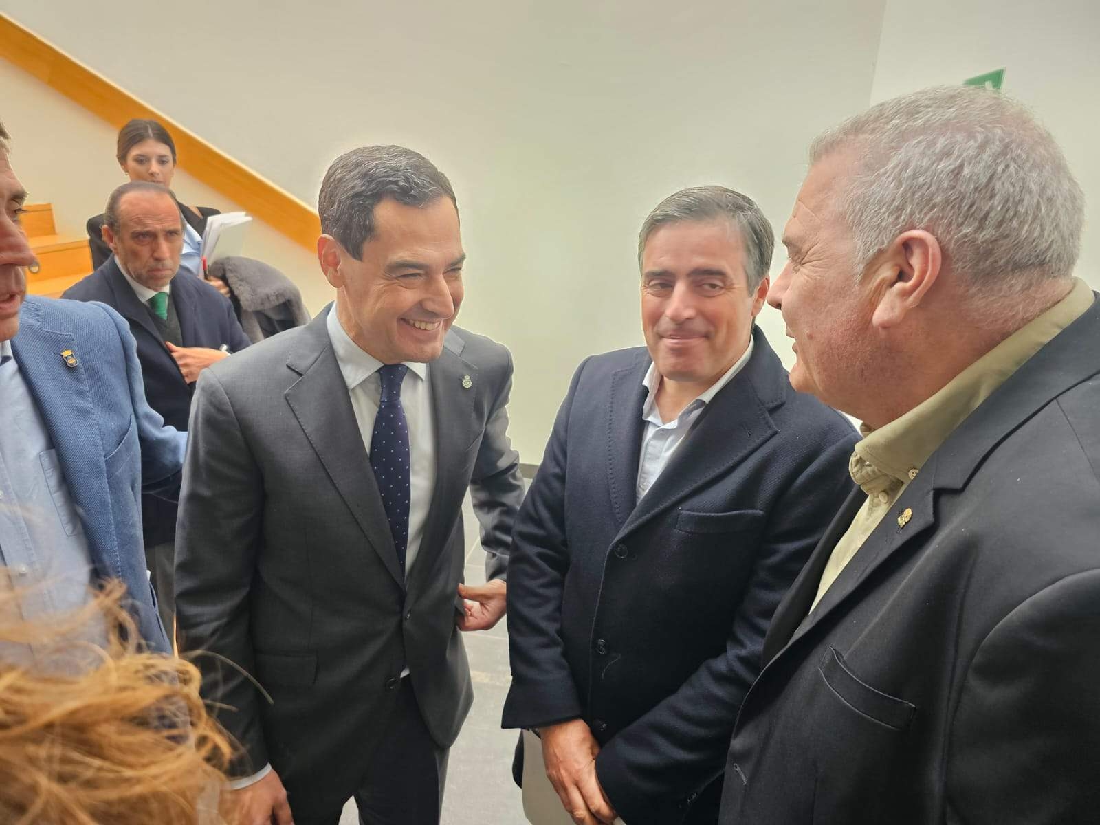 El secretario de UPA-Huelva saluda a Juanma Moreno, junto a Cristóbal Cano