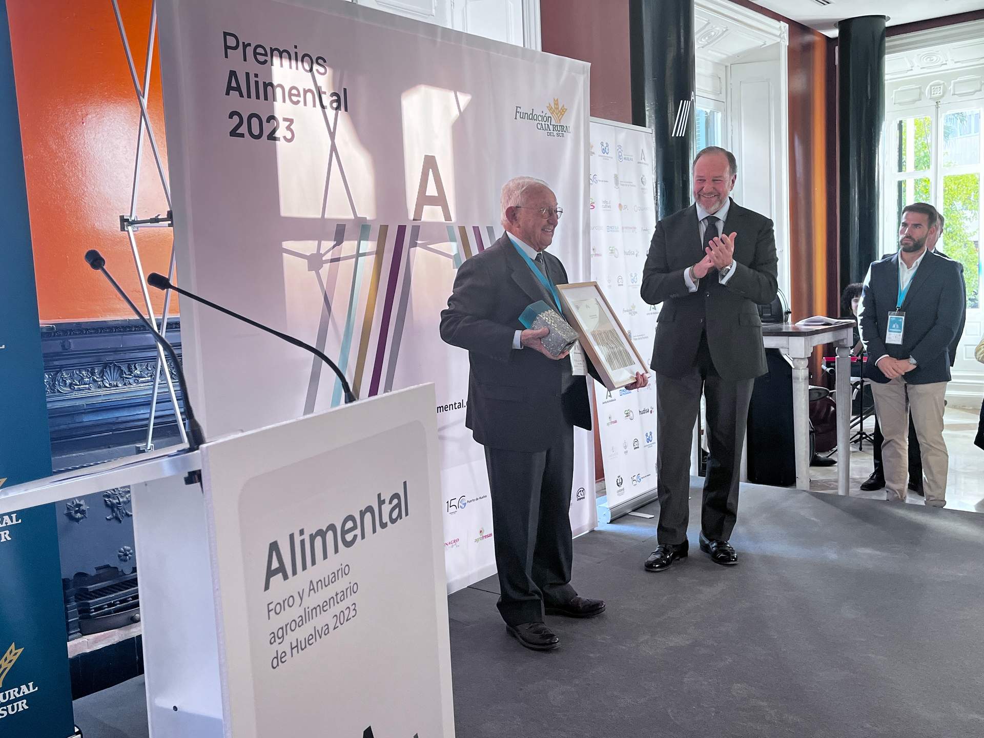 Diego Velo recibe el Premio de manos de José LUis García Palacios