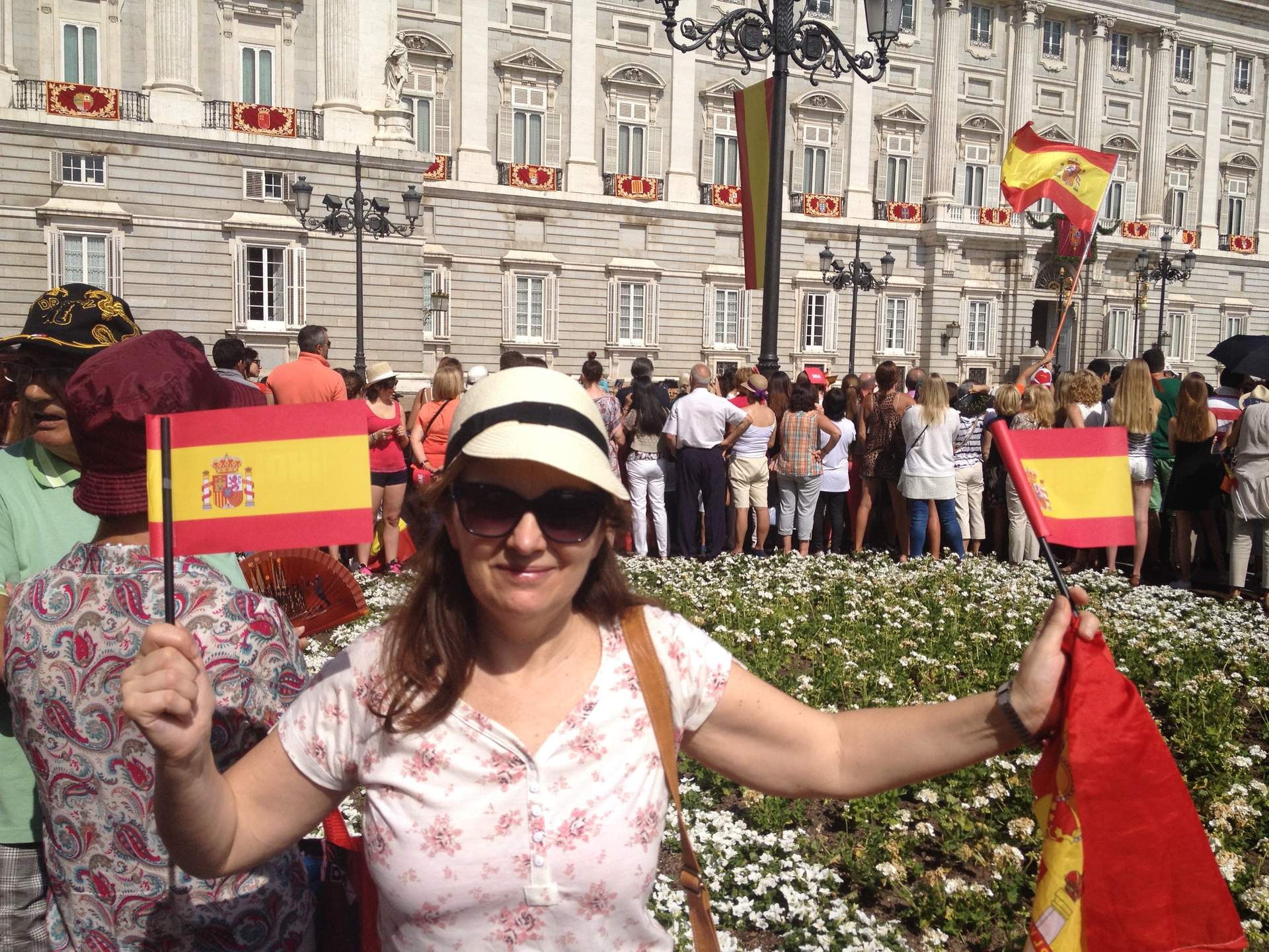 Luci en las puertas del Palacio Real el día de la proclamación de Felipe VI como rey