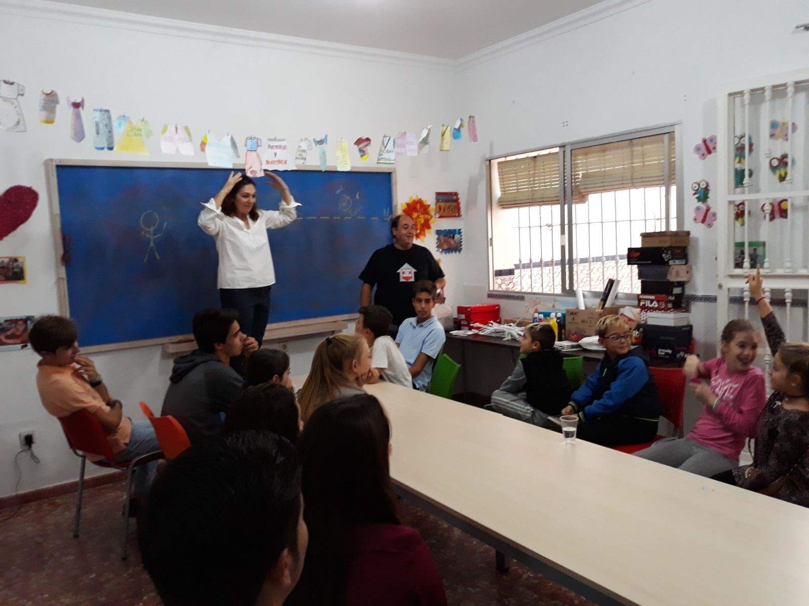Impartiendo clases a sus alumnos