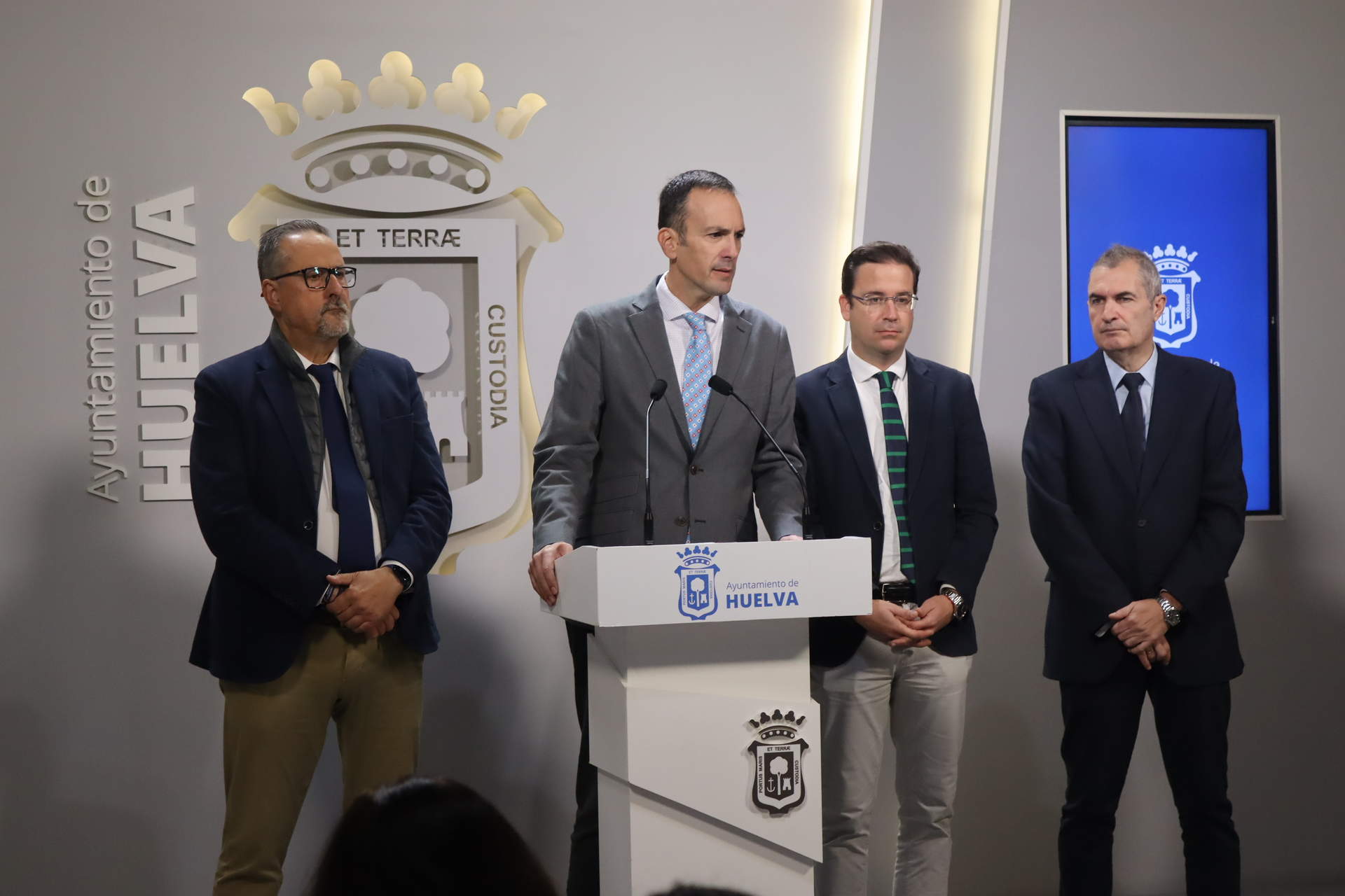 El concejal Francisco Muñoz da a conocer la campaña contra el uso de petardos esta Navidad en Huelva capital
