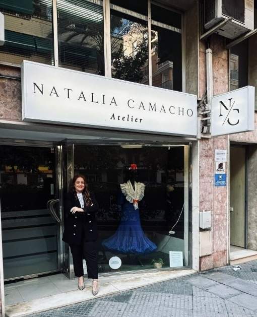 En la fachada de Atelier su taller de costura