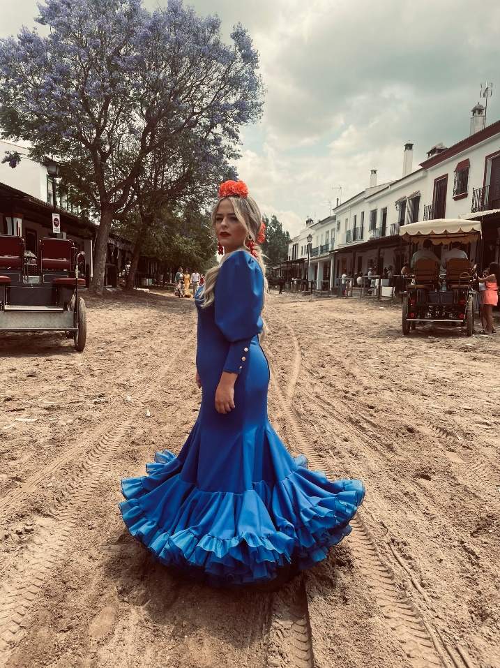 En el Rocío luciendo uno de los múltiples vestidos diseñados por ella